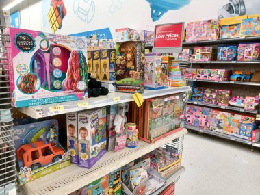 Toronto, On, Kanada - 4 Kasım 2024: Walmart süpermarketindeki oyuncaklarla raflara bakın.