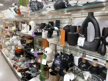 Toronto, On, Kanada - 11 Aralık 2024: Kazananlar perakende mağazasının raflarına bakın.