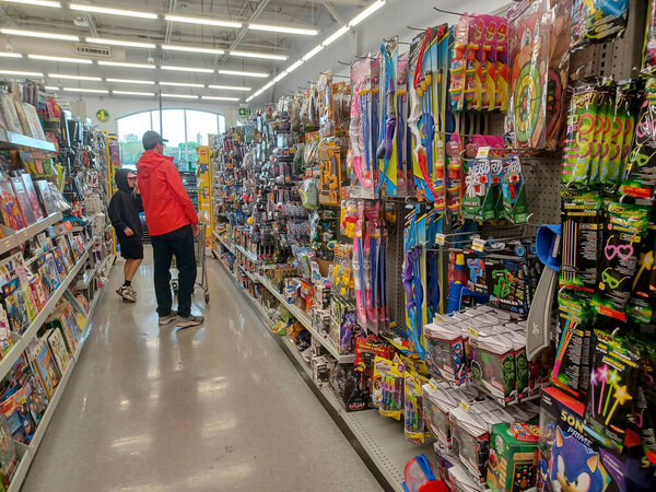 Торонто, штат Огайо, Канада - 4 июля 2024 года: Посмотреть полки с игрушками в магазине Dollarama