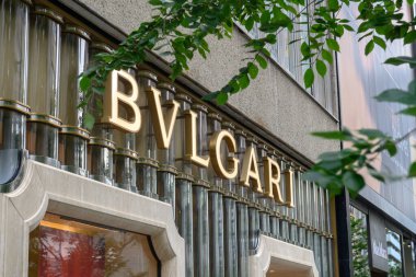 Toronto, ON, Kanada 22 Nisan 2024: Toronto 'da bir Bulgari mağazasının tabelasında.