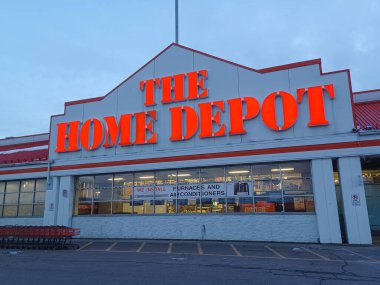 Toronto, ON, Kanada - 23 Nisan 2024: Toronto 'daki Home Depot mağazasının tabelasına bakın