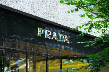 Toronto, ON, Kanada 2 Ağustos 2024: Toronto 'daki Prada butik mağazası tabelasına bakın..