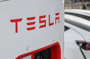 Toronto, ON, Kanada 1 Ağustos 2024: Tesla şirketinin logosuna bakın..