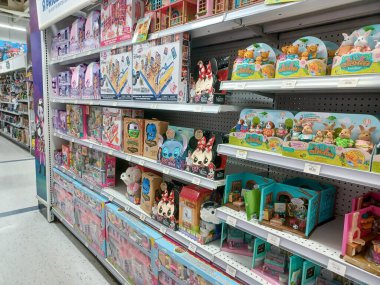 Toronto, On, Kanada - 27 Kasım 2024 Oyuncaklar R Us mağazasındaki oyuncaklarla birlikte raflara bakın.