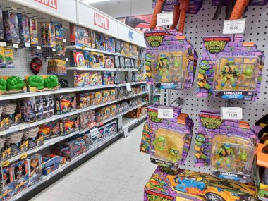 Toronto, On, Kanada - 27 Kasım 2024 Oyuncaklar R Us mağazasındaki oyuncaklarla birlikte raflara bakın.