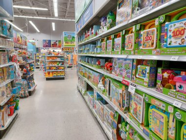 Toronto, On, Kanada - 27 Kasım 2024 Oyuncaklar R Us mağazasındaki oyuncaklarla birlikte raflara bakın.