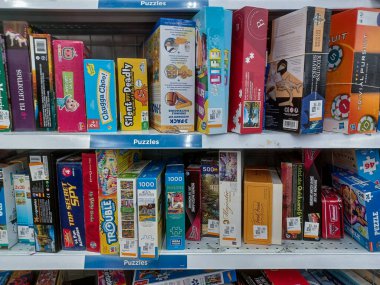 Toronto, On, Kanada - 27 Kasım 2024: Value Village ikinci el mağazasındaki kitap bölümüne bakın.