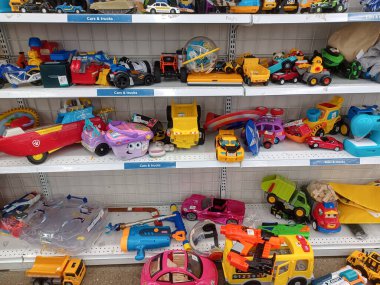 Toronto, On, Kanada - 27 Kasım 2024: Value Village ikinci el mağazasındaki oyuncak bölümüne bakın