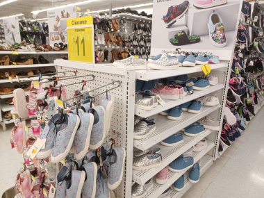 Toronto, On, Kanada - 4 Aralık 2024: Walmart süpermarketindeki ayakkabılarla raflara bakın.