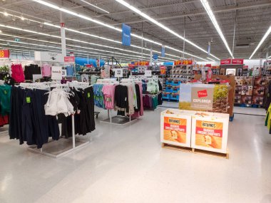 Toronto, On, Kanada - 30 Kasım 2024: Walmart süpermarketindeki malzeme bölümüne bakın.