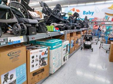 Toronto, On, Kanada - 30 Kasım 2024: Walmart süpermarketindeki malzeme bölümüne bakın.