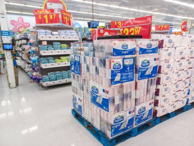 Toronto, On, Kanada - 30 Kasım 2024: Walmart süpermarketindeki malzeme bölümüne bakın.