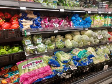 Toronto, On, Kanada - 29 Kasım 2024: Walmart süpermarketindeki üretim departmanına bakın.