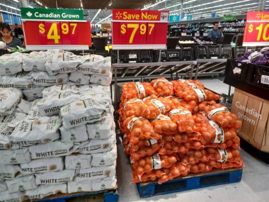 Toronto, On, Kanada - 29 Kasım 2024: Walmart süpermarketindeki üretim departmanına bakın.