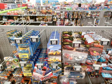 Toronto, On, Kanada - 4 Kasım 2024: Walmart süpermarketindeki oyuncaklarla raflara bakın.