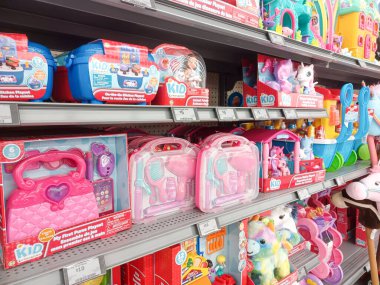 Toronto, On, Kanada - 4 Kasım 2024: Walmart süpermarketindeki oyuncaklarla raflara bakın.