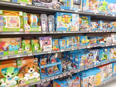 Toronto, On, Kanada - 4 Kasım 2024: Walmart süpermarketindeki oyuncaklarla raflara bakın.