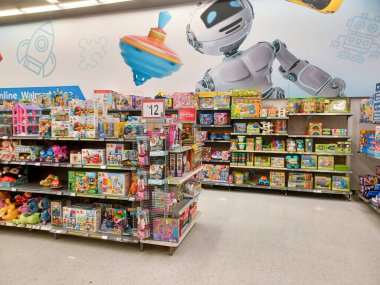 Toronto, On, Kanada - 4 Kasım 2024: Walmart süpermarketindeki oyuncaklarla raflara bakın.