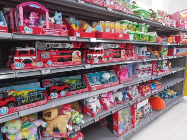 Toronto, On, Kanada - 4 Şubat 2024: Walmart süpermarketindeki oyuncaklarla raflara bakın