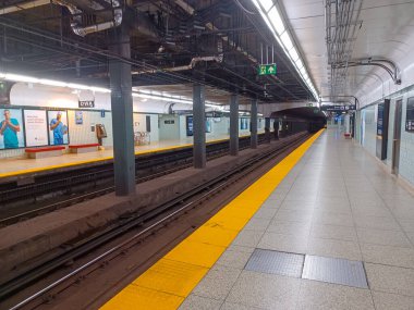 Toronto, ON, Kanada - 27 Temmuz 2024: İçerideki Wellesley metro istasyonunda görüntüle