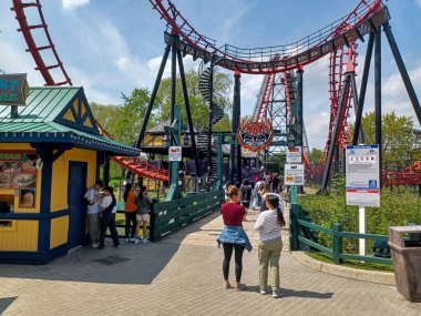 Toronto, ON, Kanada 2 Temmuz 2024: Güneşli bir günde Harikalar Diyarı Lunaparkında yürüyen insanlar.