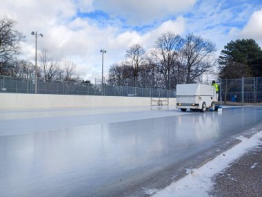 Toronto, ON, Kanada - 10 Ocak 2025: Zamboni buz temizleme makinesi parkta buz pistini temizliyor