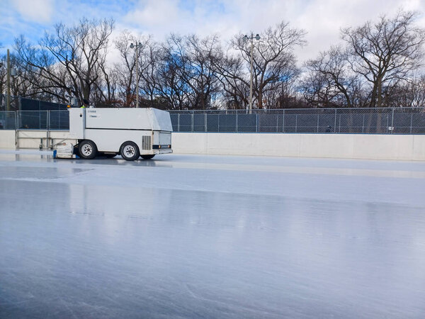 Торонто, Канада - 10 января 2025 года: Машина для очистки льда Zamboni очищает каток в парке