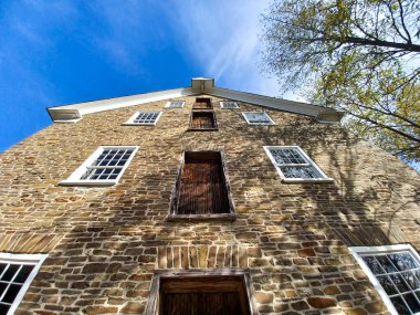 Toronto, ON, Kanada 10 Ekim 2024: Black Creek Pioneer Village 'daki Kolbin' s Mill 'in açık hava görüntüsü.