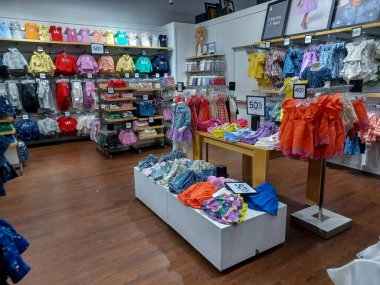 Toronto, On, Kanada - 9 Ağustos 2024: GAP mağazasındaki yeni aksesuar ve giysi koleksiyonunun kapalı manzarası.