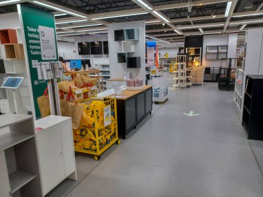 Toronto, On, Kanada - 21 Ağustos 2024: Ikea satış bölgesinde mobilya ve ev aksesuarları sunulmaktadır.