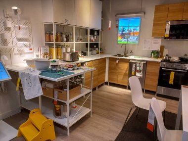 Toronto, On, Kanada - 21 Ağustos 2024: Büyük Amerikan mağazası satış döneminde farklı mobilyalar öneriyor.