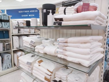 Toronto, On, Kanada - 28 Ağustos 2024: Marshalls American alışveriş merkezindeki kıyafet koleksiyonu.