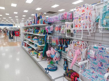 Toronto, On, Kanada - 28 Ağustos 2024: Marshalls American alışveriş merkezindeki kıyafet koleksiyonu.