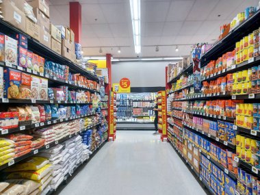 Toronto, On, Kanada - 23 Ağustos 2024: Kanada 'daki No Frills marketindeki rafların iç görünümü.