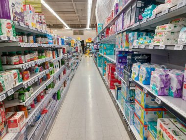 Toronto, On, Kanada - 23 Ağustos 2024: Kanada 'daki No Frills marketindeki rafların iç görünümü.