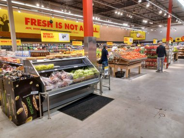 Toronto, On, Kanada - 23 Ağustos 2024: Kanada 'da No Frills marketindeki üretim departmanının kapalı manzarası.