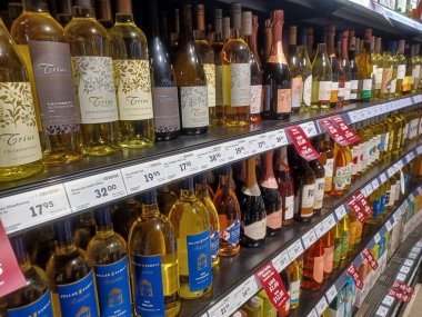 Toronto, On, Kanada - 28 Ağustos 2024: Dükkandaki likör reyonu.