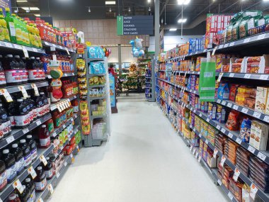 Toronto, On, Kanada - 27 Ağustos 2024: Kanadalı mağazadaki bakkal reyonuna bakın.