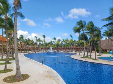 Playa del Carmen, Quintana Roo, Meksika - 20 Kasım 2024: Sonbahar sezonunda Barcelo Maya Oteli bölgesinde