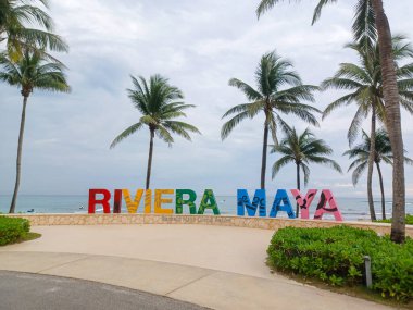 Playa del Carmen, Quintana Roo, Meksika - 20 Kasım 2024: Sonbahar sezonunda Barcelo Maya Oteli bölgesinde