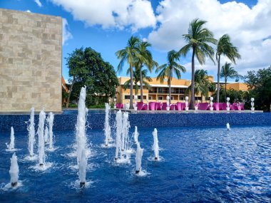 Playa del Carmen, Quintana Roo, Meksika - 20 Kasım 2024: Sonbahar sezonunda Barcelo Maya Oteli bölgesinde