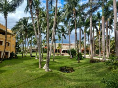 Playa del Carmen, Quintana Roo, Meksika - 20 Kasım 2024: Sonbahar sezonunda Barcelo Maya Oteli bölgesinde