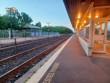 Burlington, ON, Kanada 2 Temmuz 2024 Akşam saatlerinde Burlington GO tren istasyonunda.