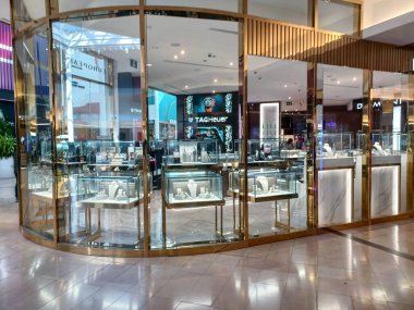 Toronto, On, Kanada - 21 Kasım 2024: CF Sherway Gardens alışveriş merkezinin iç görünümü.