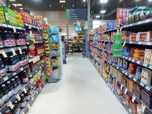 Toronto, On, Kanada - 27 Ağustos 2024: Kanadalı mağazadaki bakkal reyonuna bakın.