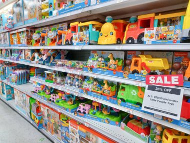 Toronto, On, Kanada - 27 Kasım 2024 Oyuncaklar R Us mağazasındaki oyuncaklarla birlikte raflara bakın.