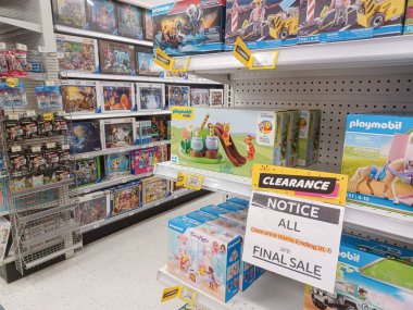 Toronto, On, Kanada - 27 Kasım 2024 Oyuncaklar R Us mağazasındaki oyuncaklarla birlikte raflara bakın.