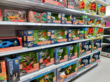 Toronto, On, Kanada - 27 Kasım 2024 Oyuncaklar R Us mağazasındaki oyuncaklarla birlikte raflara bakın.