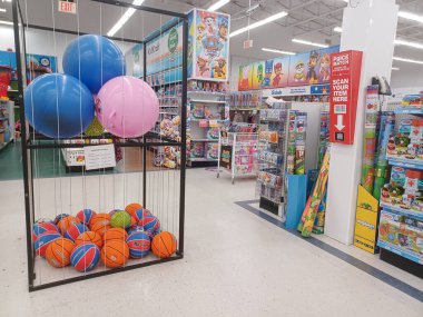 Toronto, On, Kanada - 27 Kasım 2024 Oyuncaklar R Us mağazasındaki oyuncaklarla birlikte raflara bakın.