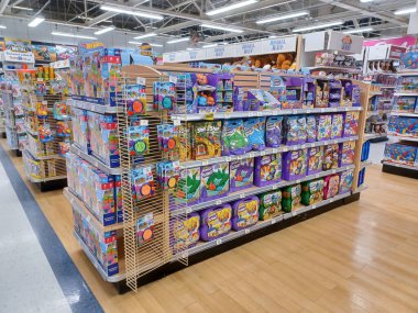 Toronto, On, Kanada - 27 Kasım 2024 Oyuncaklar R Us mağazasındaki oyuncaklarla birlikte raflara bakın.